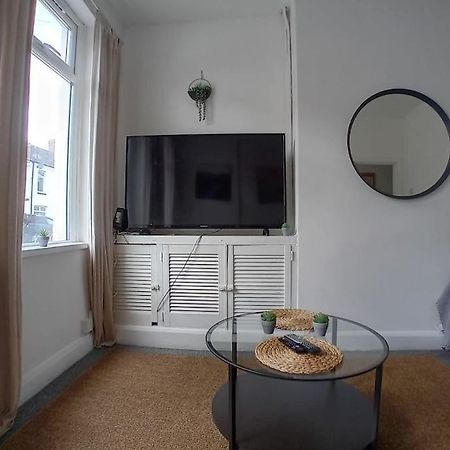 Large Family Home Central Location 3 Double Bedrooms And 1 Single Bedroom Cardiff Buitenkant foto