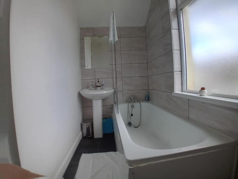 Large Family Home Central Location 3 Double Bedrooms And 1 Single Bedroom Cardiff Buitenkant foto