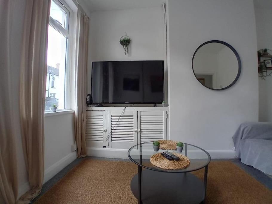Large Family Home Central Location 3 Double Bedrooms And 1 Single Bedroom Cardiff Buitenkant foto