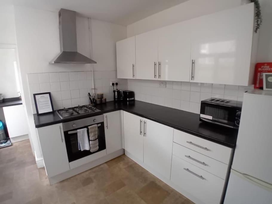 Large Family Home Central Location 3 Double Bedrooms And 1 Single Bedroom Cardiff Buitenkant foto